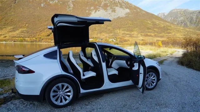 ชมฟยอร์ดเกาะควาลอยยาด้วยรถ Tesla Model X Fjord Sightseeing กลุ่ม 2-5 คน