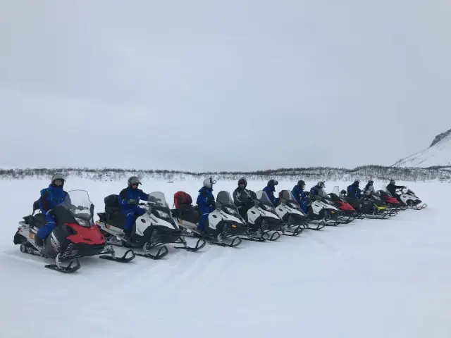 สโนว์โมบิลซาฟารี 20 กม. Snowmobile Safari จากฐาน Hatteng