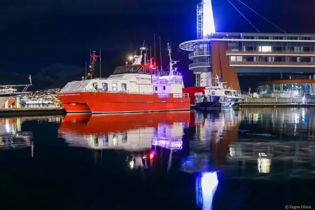 ล่องเรือแสงเหนือส่วนตัวพร้อมมื้อค่ำ Private Northern Lights Dinner Cruise