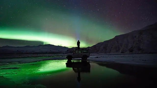 ทริปแสงเหนือส่วนตัว Private Northern Light Experience รถ Mercedes สีดำ