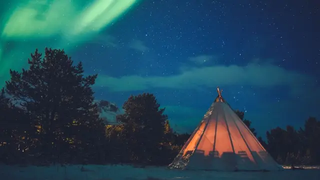ทริปแสงเหนือส่วนตัว Private Northern Light Experience รถ Mercedes สีดำ