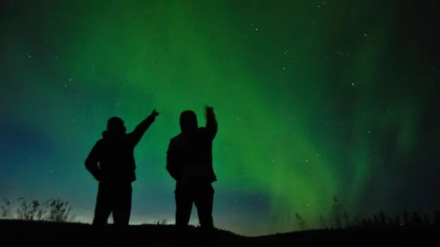 เดินลุยหิมะยามค่ำลุ้นแสงเหนือ Aurora Snowshoe Hike รถ Mercedes จากทรอมโซ
