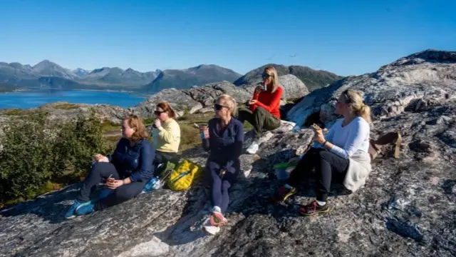 ทริปฟยอร์ด Sommarøy กับผู้ประสานงานท้องถิ่น เดินขึ้น Ørnfløya พร้อมรูปถ่าย