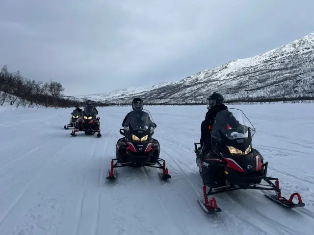 ขับสโนว์โมบิลกลางวัน Snowmobile หุบเขา Skibotn จากทรอมโซ