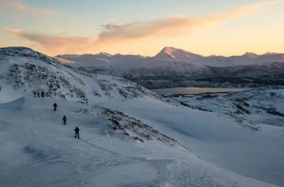 เดินลุยหิมะในป่าอาร์กติก Winter Snowshoeing in the Wilderness พร้อมแซนด์วิช