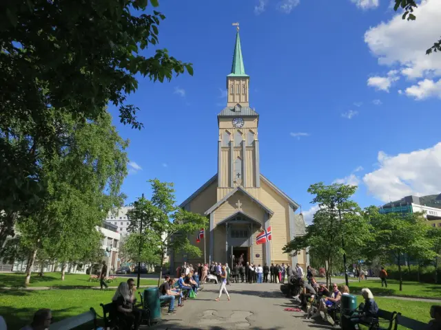เดินเที่ยวเมืองเก่าทรอมโซ Essential Tromsø Historic City Walk