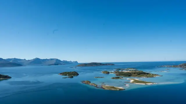 ทริปฟยอร์ด Sommarøy กับผู้ประสานงานท้องถิ่น เดินขึ้น Ørnfløya พร้อมรูปถ่าย