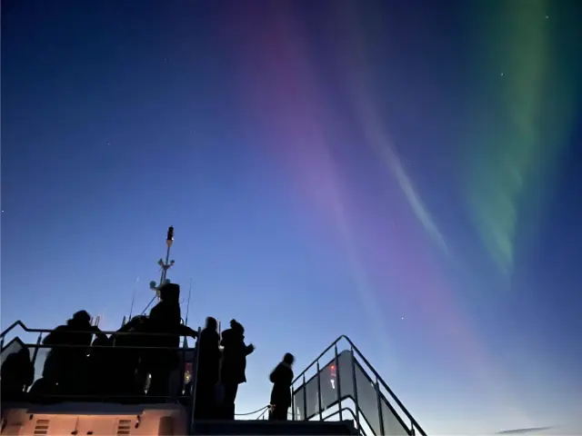 ล่องเรือไฟฟ้าชมแสงเหนือ Brim Explorer Electric Northern Lights Cruise