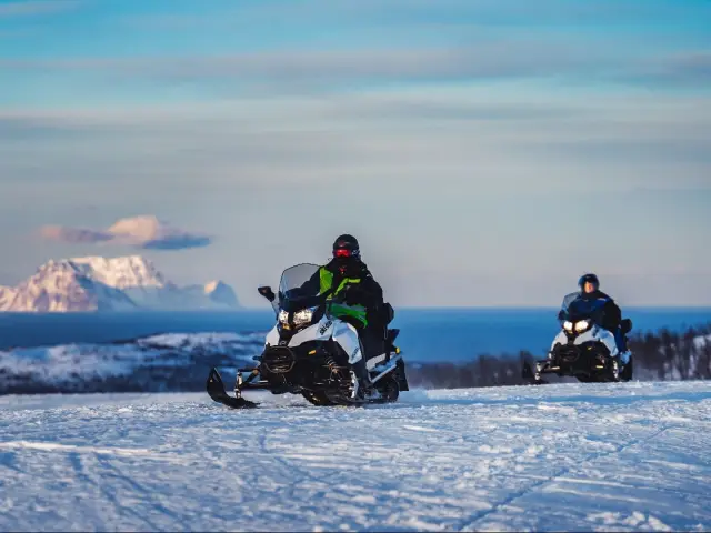 สโนว์โมบิลรอบกลางวันที่ลิงเงน Midday Snowmobile Safari จาก XLyngen Resort