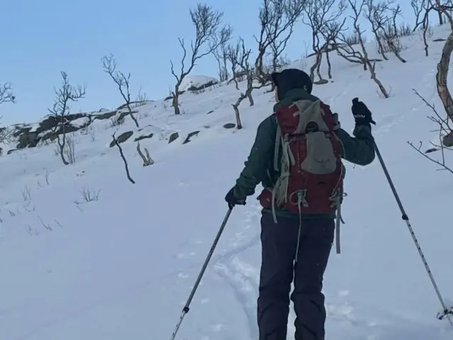 เดินลุยหิมะยามค่ำขึ้นเขา Nattmålsfjellet ที่เอิร์สฟยอร์ด Snowshoe Hike