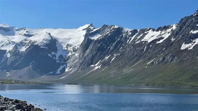 ซาวน่าริมฟยอร์ดแล้วลงทะเลอาร์กติก Arctic Sauna Adventure Kvaløya