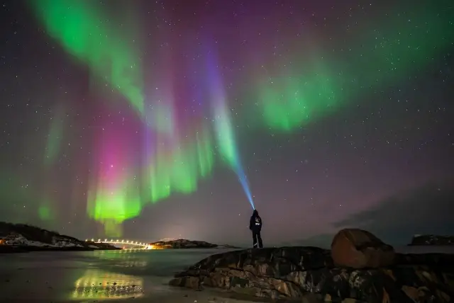 ล่าแสงเหนือมินิบัสมีกล้องส่องฟ้า Northern Lights Chase by Minibus