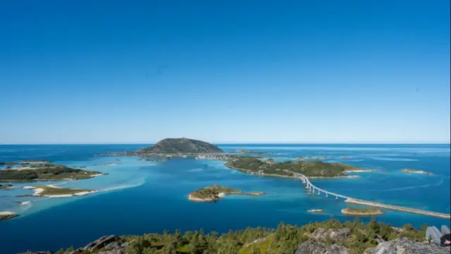 ทริปฟยอร์ด Sommarøy กับผู้ประสานงานท้องถิ่น เดินขึ้น Ørnfløya พร้อมรูปถ่าย