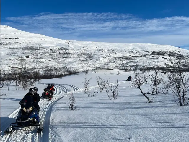 ขับสโนว์โมบิลกลางวัน Snowmobile หุบเขา Skibotn จากทรอมโซ