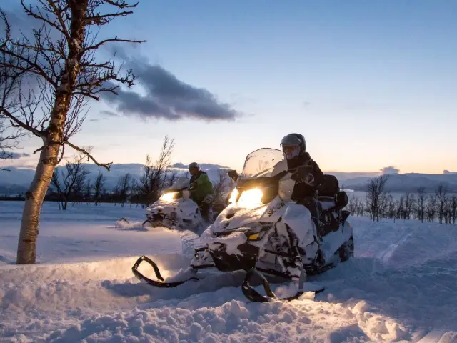 สโนว์โมบิลล่าแสงเหนือยามค่ำ Northern Lights Snowmobile ที่ XLyngen