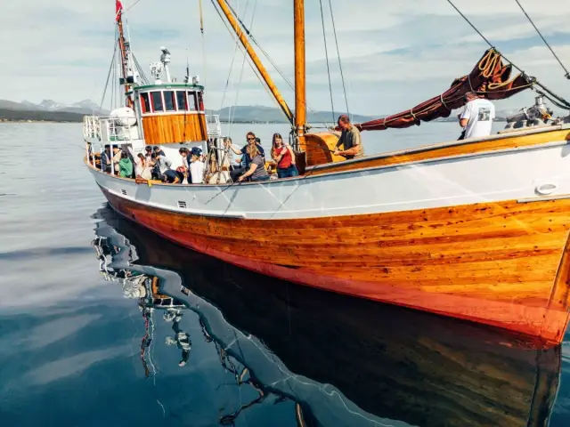ล่องฟยอร์ดและตกปลาบนเรือไม้ Hermes II (ปี 1917) จากทรอมโซ