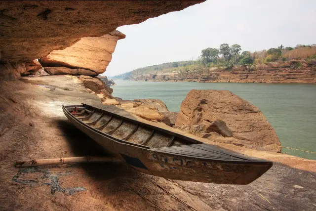 ลานหินจานบิน ทางเข้าหมู่บ้านผาชัน ตรงข้ามเสาหินเฉลียงยักษ์ อ.โพธิ์ไทร อุบลราชธานี