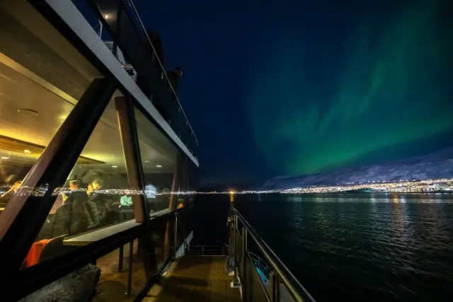 ล่องเรือดินเนอร์ลุ้นแสงเหนือ Aurora Dinner Cruise เรือไฮบริดไฟฟ้า Brim Explorer
