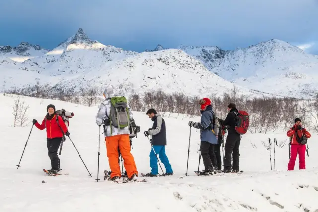 เดินสโนว์ชูขึ้นเขาชมวิว Kvaløya กับผู้ประสานงาน Tromsø Outdoor กรุ๊ปเล็ก