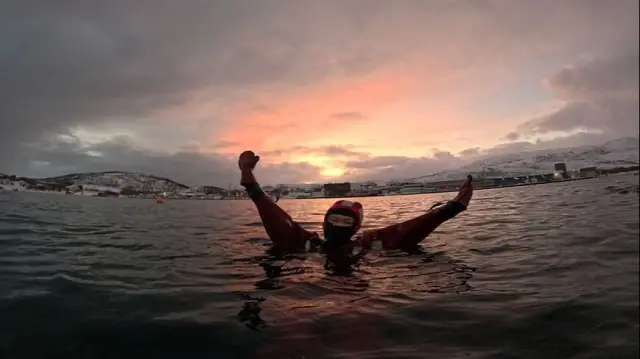 ลอยตัวกลางฟยอร์ดอาร์กติก Arctic Fjord Floating ที่ Kaldfjord