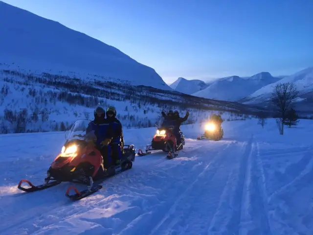 ขับสโนว์โมบิลยามค่ำ Evening Snowmobile Safari ที่แคมป์ Hatteng ลุ้นแสงเหนือ