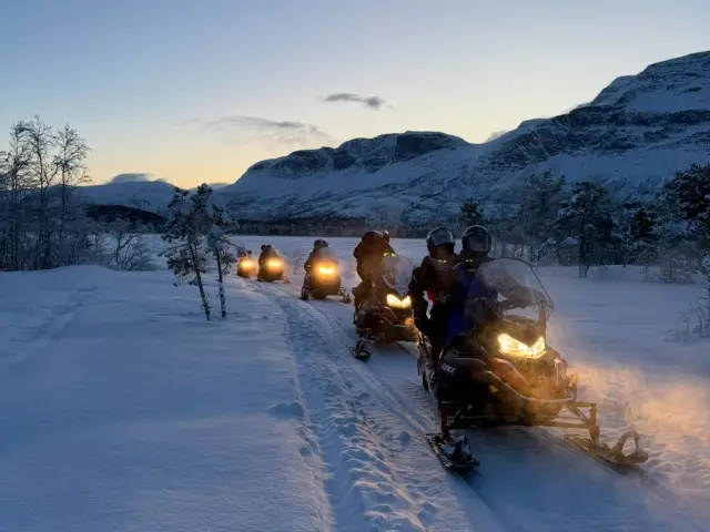 ขับสโนว์โมบิลรอบบ่ายที่หุบเขา Skibotn Afternoon Snowmobile Tour จากทรอมโซ