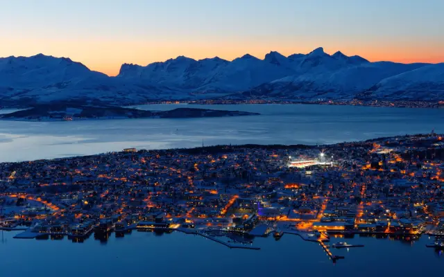 ล่องเรือคืนส่งท้ายปี ชมพลุกลางฟยอร์ด Tromsø New Year’s Eve Cruise เรือไฮบริด